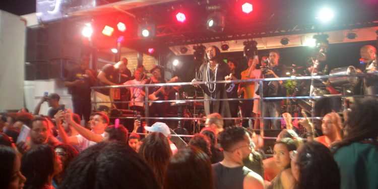 Jau e Luiz Caldas fazem dobradinha de sucesso na Micareta de Feira