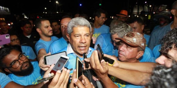 Governador desfila no bloco de jornalistas de Feira de Santana; cortejo é prévia da Micareta de Feira