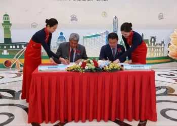 Governador assina, na China, acordo para ampliar parceria tecnológica com a empresa Huawei