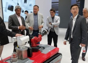 Jerônimo visita empresa chinesa e conhece soluções para cidades digitais