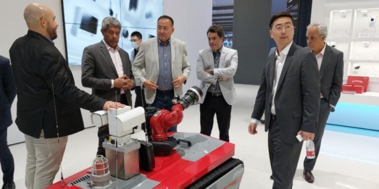 Jerônimo visita empresa chinesa e conhece soluções para cidades digitais