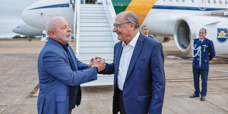 Com comitiva de 40 autoridades, Lula viaja à China nesta terça-feira 
