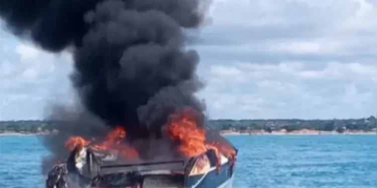 Lancha pega fogo e naufraga em Santa Cruz Cabrália