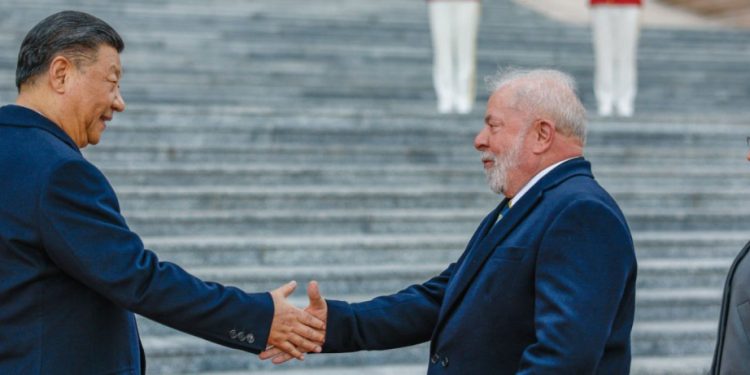 Em encontro com Xi Jinping, Lula diz que “ninguém vai proibir que Brasil aprimore relações” com China