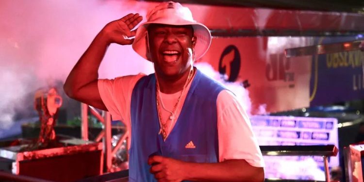 Márcio Victor, do Psirico, homenageia Thiago Aquino na Micareta de Feira