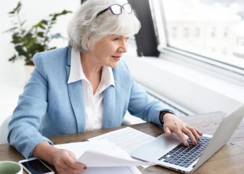 Etarismo atinge mulheres brasileiras no mercado de trabalho e impacta autoestima