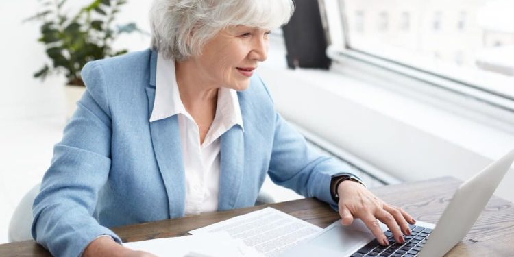 Etarismo atinge mulheres brasileiras no mercado de trabalho e impacta autoestima