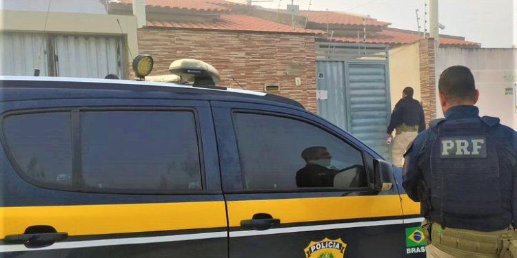 PRF participa da Operação que apura crimes contra esquema de entrada de materiais ilegais no Conjunto Penal de Feira de Santana