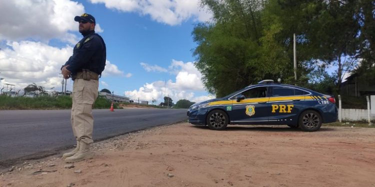PRF apreende carro roubado em Feira de Santana