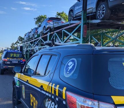 PRF encontra Fiat Uno roubado no compartimento de carga durante abordagem em Feira