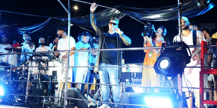 Grupos de pagode arrastam multidão na última noite de festa