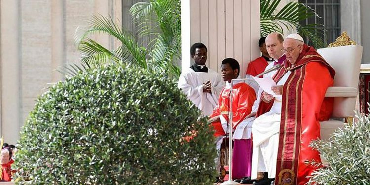 Após ter alta, Papa celebra missa do Domingo de Ramos