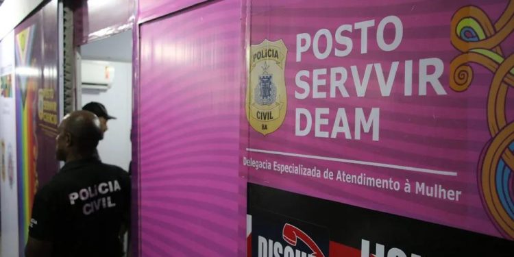 Homem é preso por tentar beijar mulheres à força dentro de camarote na micareta de Feira de Santana