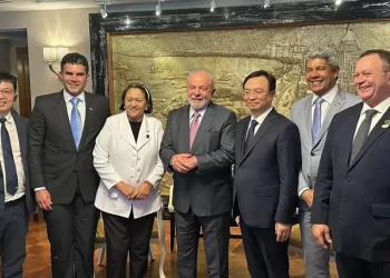 Em reunião com Jerônimo, Lula garante apoio para implantação de fábrica chinesa de veículos elétricos na Bahia