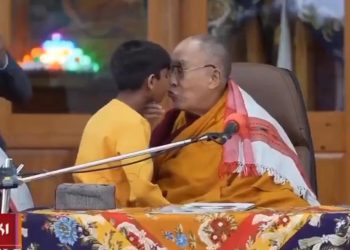 Dalai Lama se desculpa após pedir beijo de língua a criança e gerar polêmica