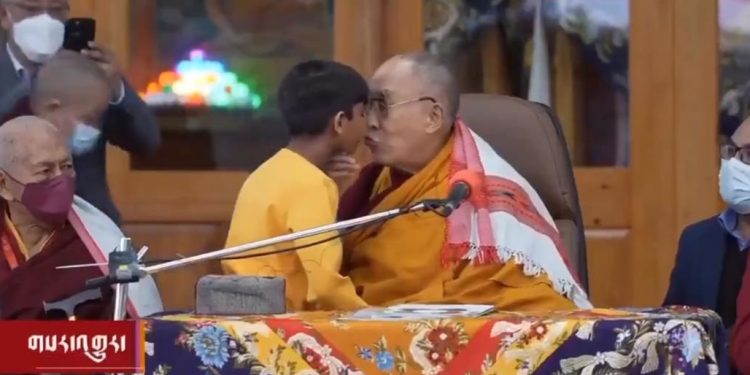 Dalai Lama se desculpa após pedir beijo de língua a criança e gerar polêmica