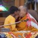 Dalai Lama se desculpa após pedir beijo de língua a criança e gerar polêmica