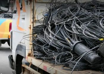Cerca de 65 toneladas de cabos irregulares de telefonia e internet são removidas em três meses na Bahia