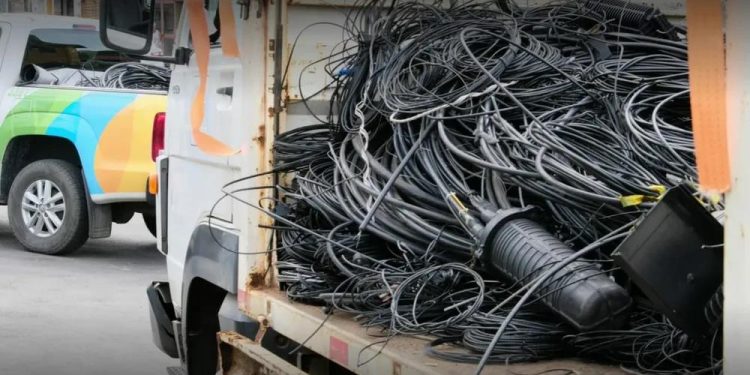Cerca de 65 toneladas de cabos irregulares de telefonia e internet são removidas em três meses na Bahia