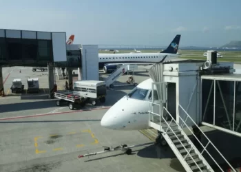 Balão atinge avião em abastecimento e por pouco não causa tragédia