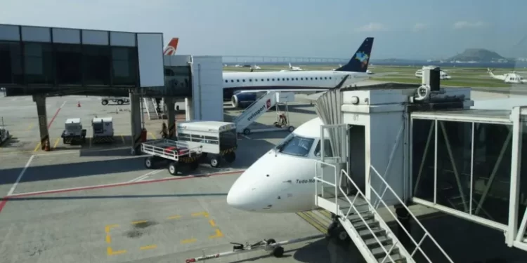 Balão atinge avião em abastecimento e por pouco não causa tragédia