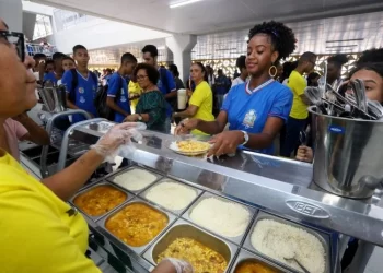 Governo estadual amplia investimento para garantir alimentação escolar a 800 mil estudantes