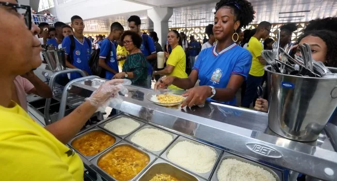 Governo estadual amplia investimento para garantir alimentação escolar a 800 mil estudantes