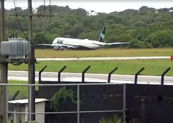 Avião perde controle e sai da pista no Aeroporto de Salvador