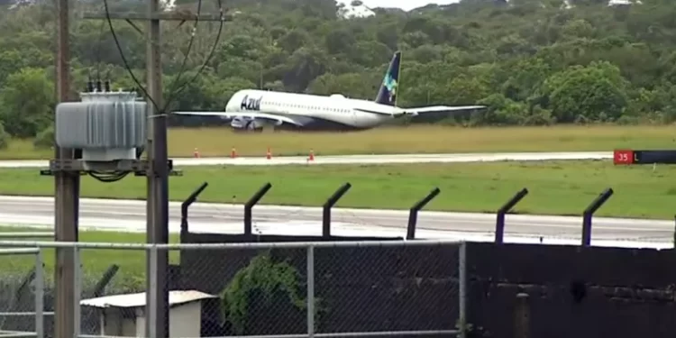 Avião perde controle e sai da pista no Aeroporto de Salvador