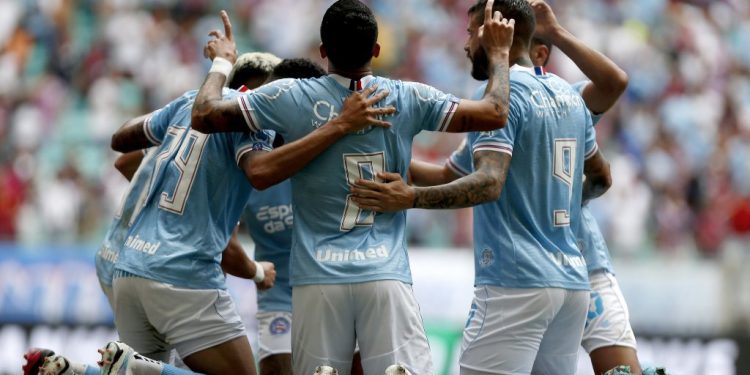 Bahia vence o Coritiba na Arena Fonte Nova e encosta nos líderes