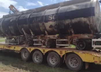 Caminhão-tanque que pegou fogo na BR-324 é retirado da via