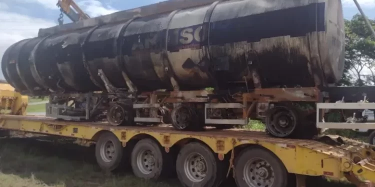 Caminhão-tanque que pegou fogo na BR-324 é retirado da via