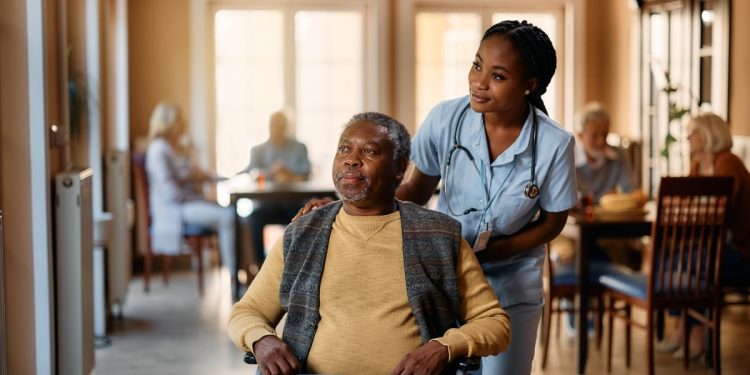 Feira de Santana ganha unidade da Ammo Enfermagem especializada em cuidados com idoso