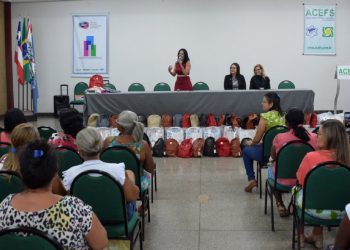 Secretaria da Mulher e Receita Federal promovem homenagem às mães assistidas pelo CRMQ