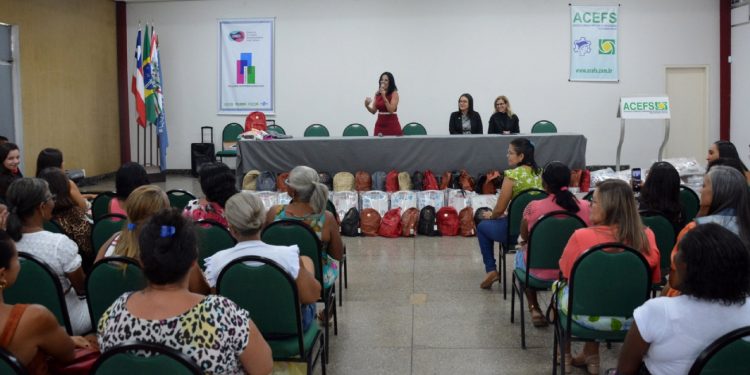 Secretaria da Mulher e Receita Federal promovem homenagem às mães assistidas pelo CRMQ