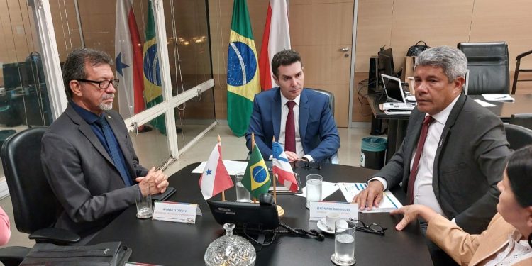 Em Brasília, Jerônimo trata da retomada de obras nas áreas de Habitação e Educação na Bahia