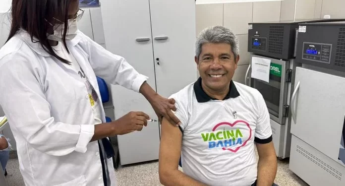 Governador atualiza cartão com doses da bivalente e contra a Influenza e pede que população se vacine