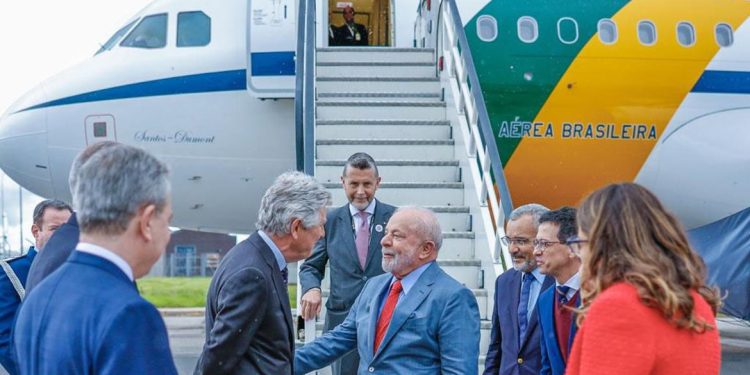 Lula chega a Londres para coroação do Rei Charles III