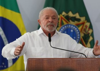 Lula anuncia política de reajuste do salário mínimo e isenção de IR