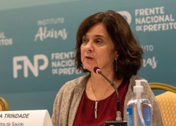 “É hora de intensificar a vacinação”, diz ministra sobre covid-19