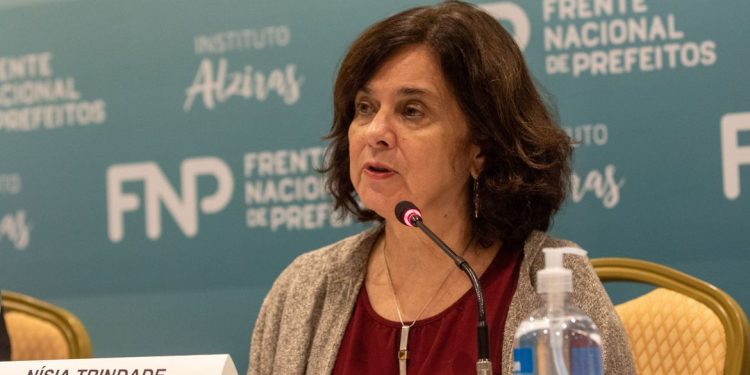 “É hora de intensificar a vacinação”, diz ministra sobre covid-19