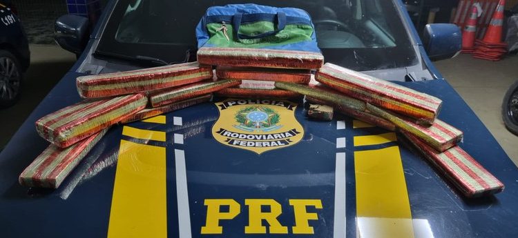 Mãe com filha de três anos é presa com maconha na Bahia