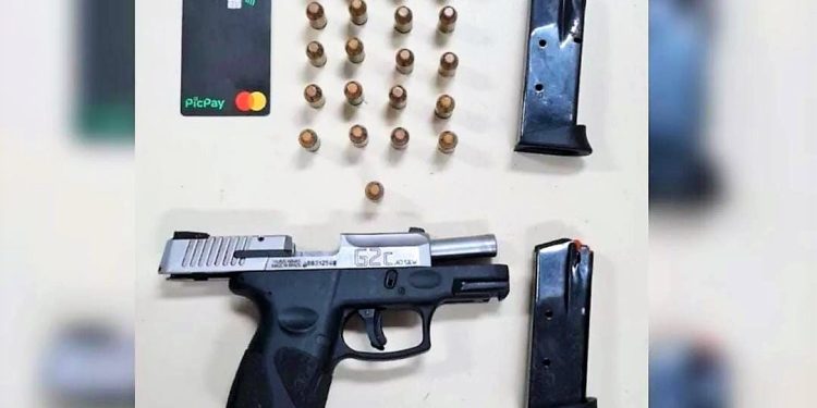 Rondesp Leste captura homem com pistola dentro de condomínio em Feira de Santana