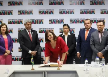 Governador dá posse à professora Amali Mussi como reitora da Uefs