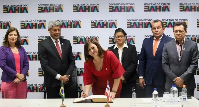 Governador dá posse à professora Amali Mussi como reitora da Uefs