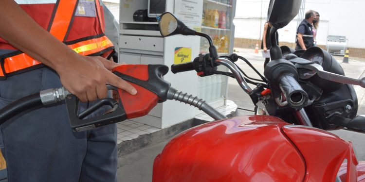 Procon fiscaliza postos de combustíveis após redução do preço nas distribuidoras