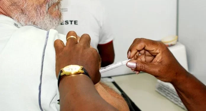 Bahia terá dia D de vacinação contra influenza e Covid-19 neste sábado (6)