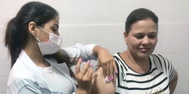 Feirenses aproveitam o Dia D para garantir imunização contra a gripe e Covid