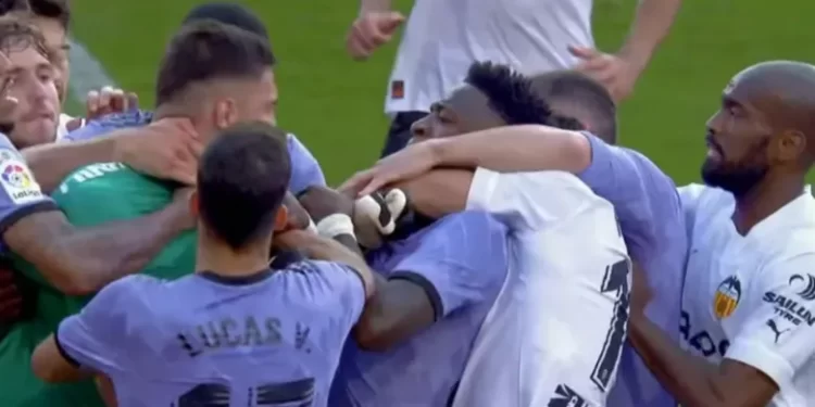 Brasil notificará autoridades espanholas após racismo contra Vini Jr