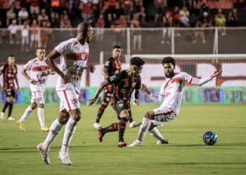 Vitória vence o CRB e mantém liderança da Série B